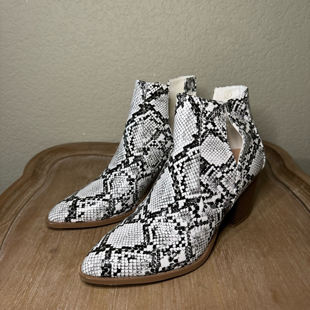 Ladies 8 Kathemoi Womens Slip on Ankle Boots V Cutout black & white snake print